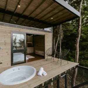 Stay in a private cabin-style apartment with breathtaking views of Medellín