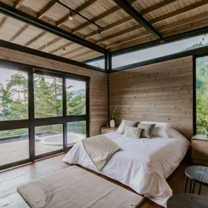 Stay in a private cabin-style apartment with breathtaking views of Medellín